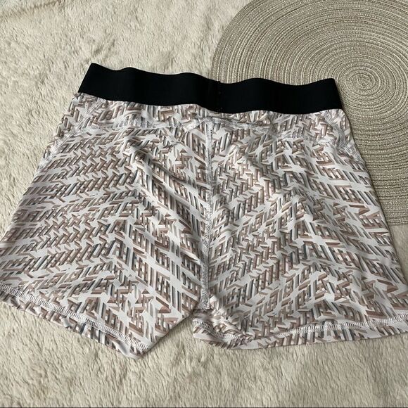 Victoria’s Secret Sport The Player Hot Shorts Size Medium - Picture 3 of 6